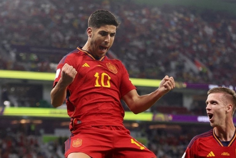 Thuc hien 1.043 duong chuyen, Tay Ban Nha lap ky luc World Cup hinh anh