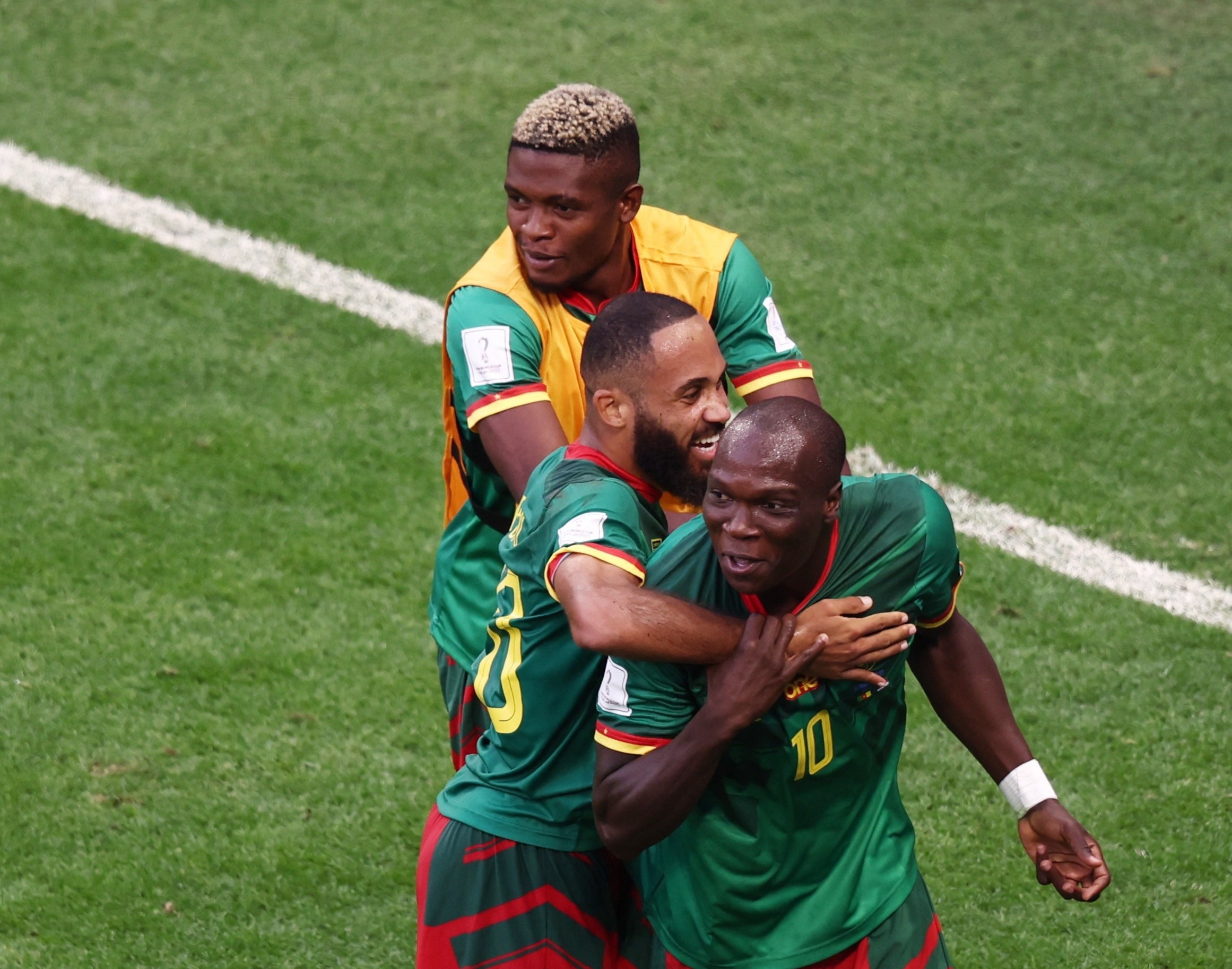 Dan truoc 3-1, Serbia van de Cameroon cam hoa 3-3 hinh anh