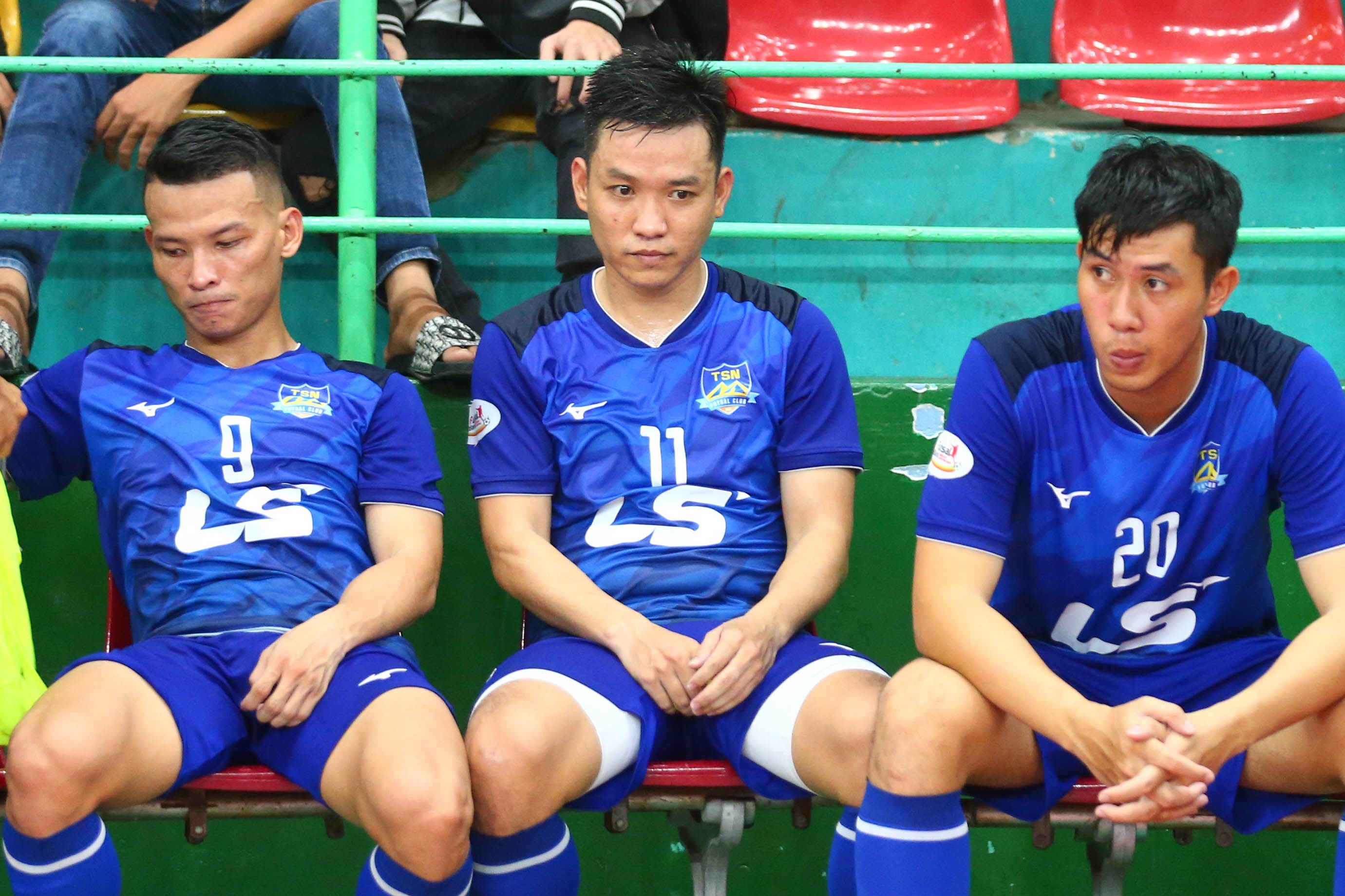 Dan tuyen thu futsal Viet Nam bat luc truoc CLB Sai Gon hinh anh