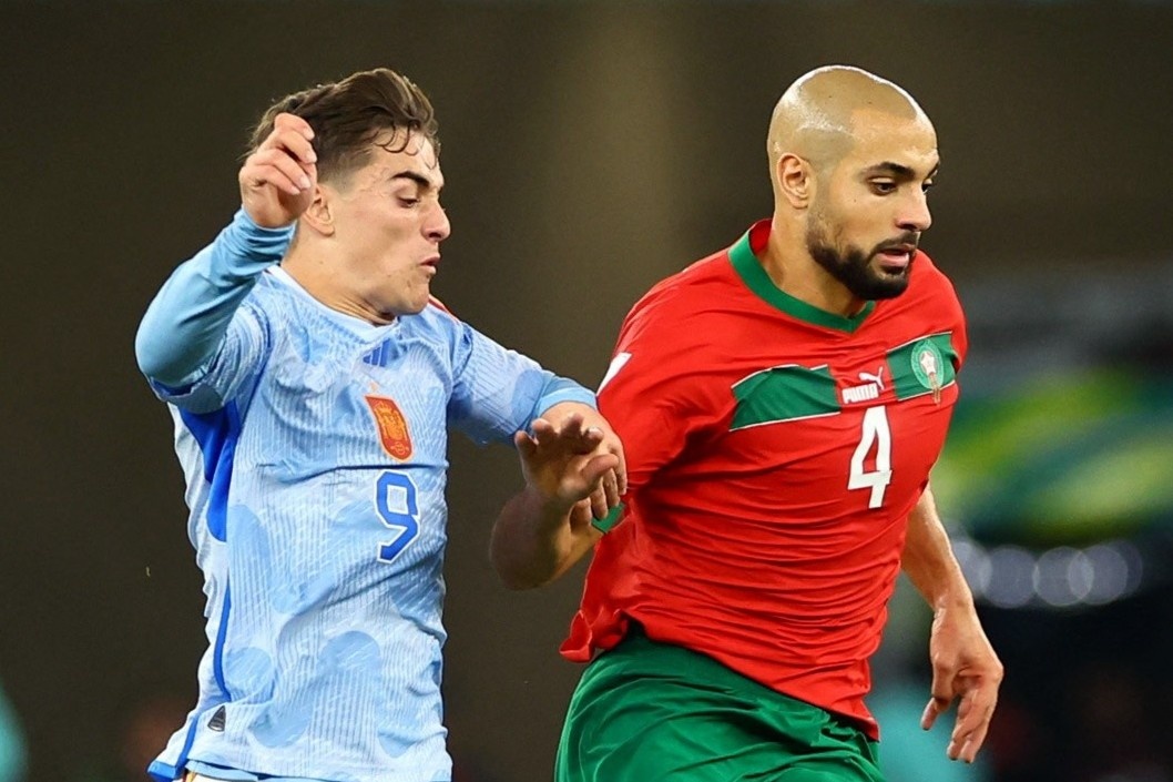 Nguoi hung cua Morocco phai tiem thuoc de danh bai Tay Ban Nha hinh anh