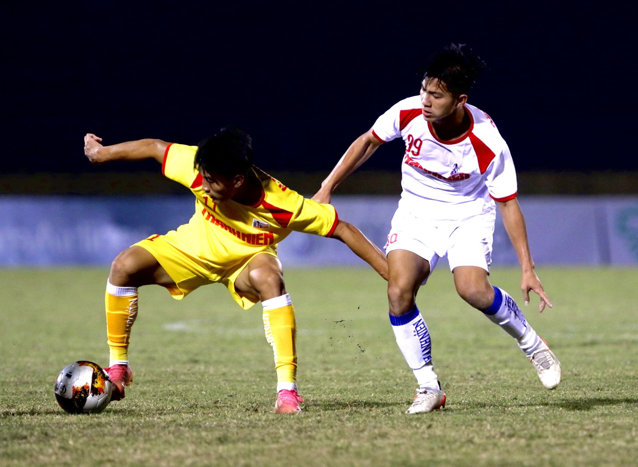 SLNA trang tay roi U21 Quoc gia vi pham luat hinh anh