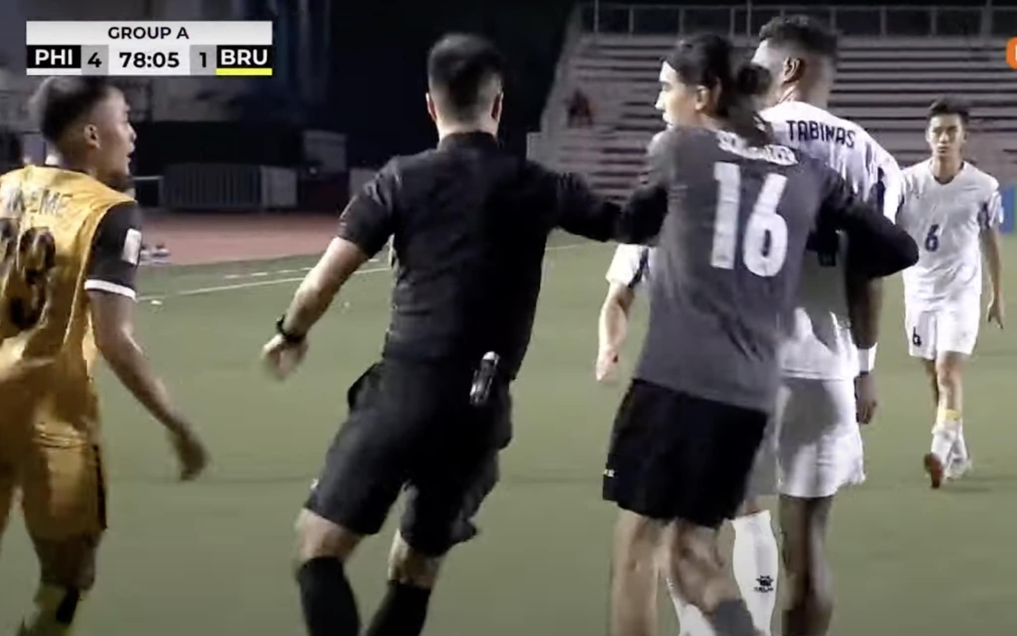 Pha gay go trong tran Philippines thang Brunei 5-1 hinh anh