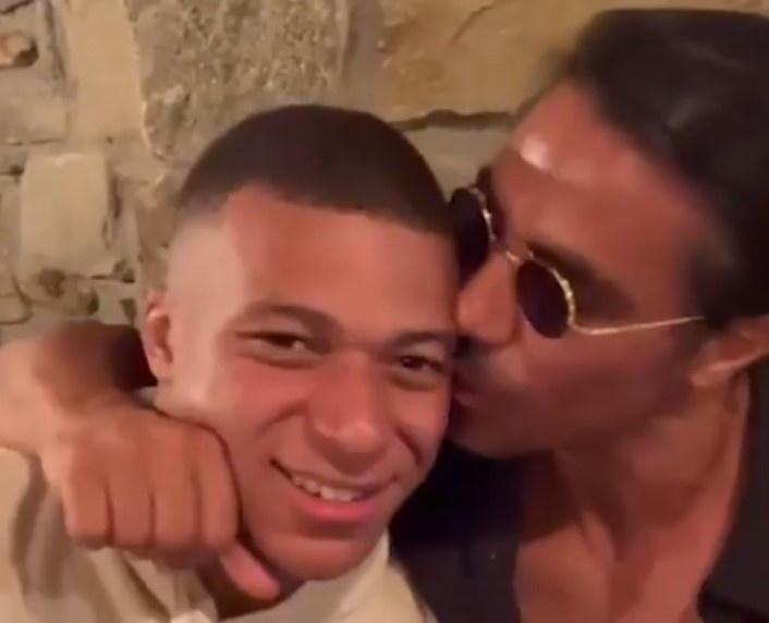 'Thanh rac muoi' bi chi trich khi hon ma Mbappe hinh anh