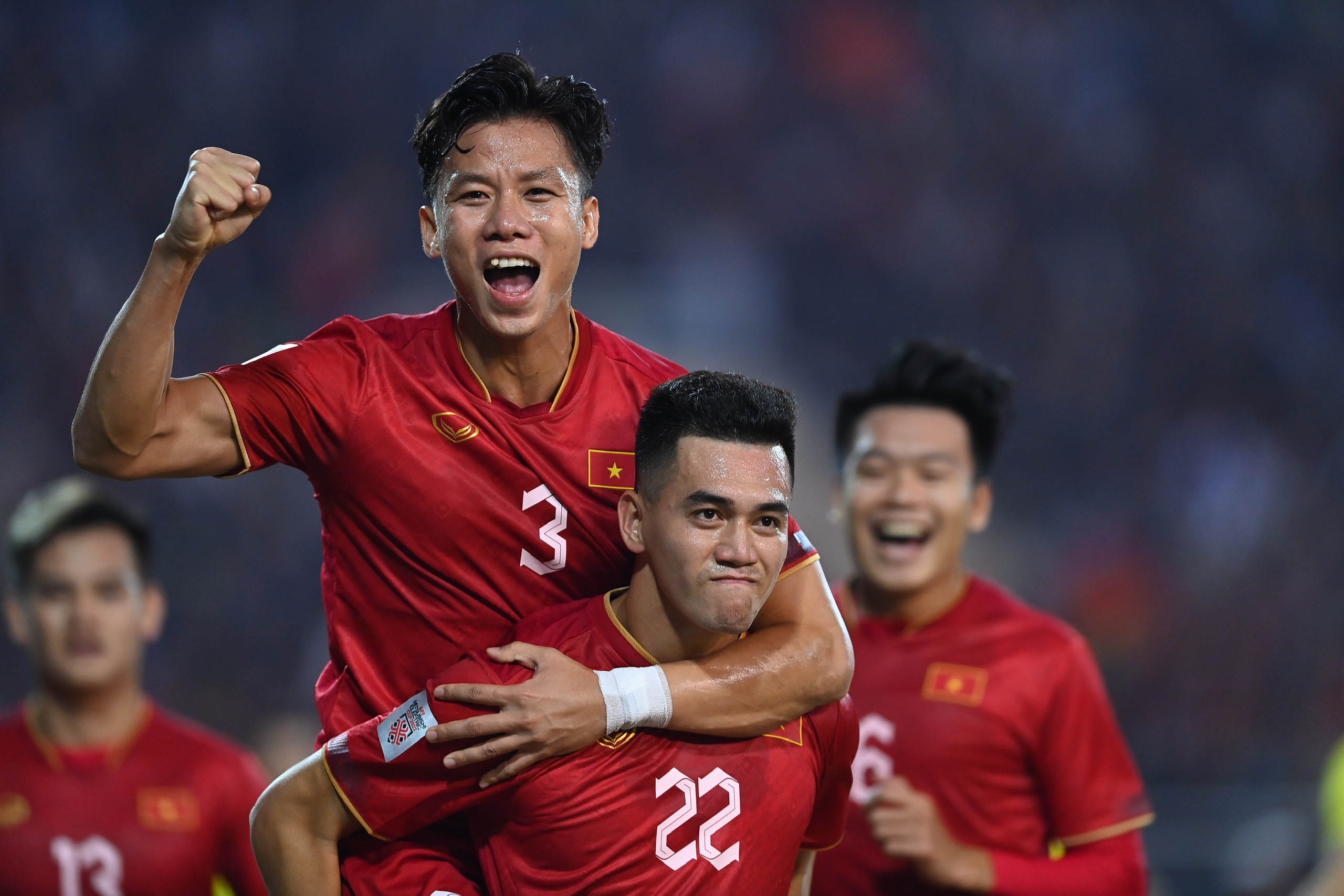 Thang Malaysia 3-0, tuyen Viet Nam gianh ngoi dau bang B hinh anh