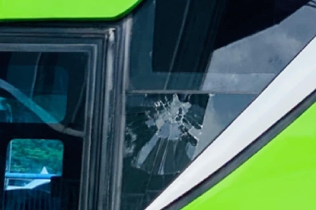 Xe buyt tuyen Thai Lan bi tan cong truoc tran gap Indonesia hinh anh