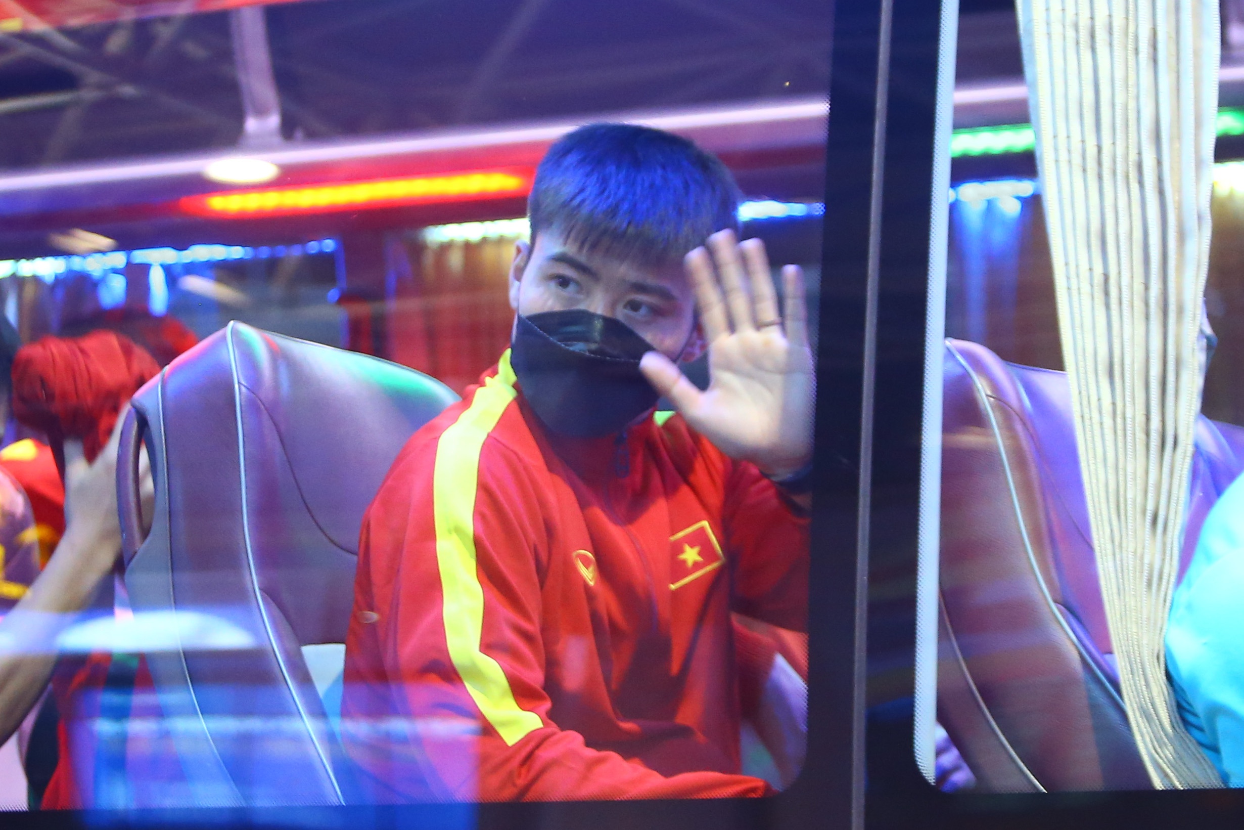 Tuyen Viet Nam duoc chao don o TP.HCM luc nua dem hinh anh