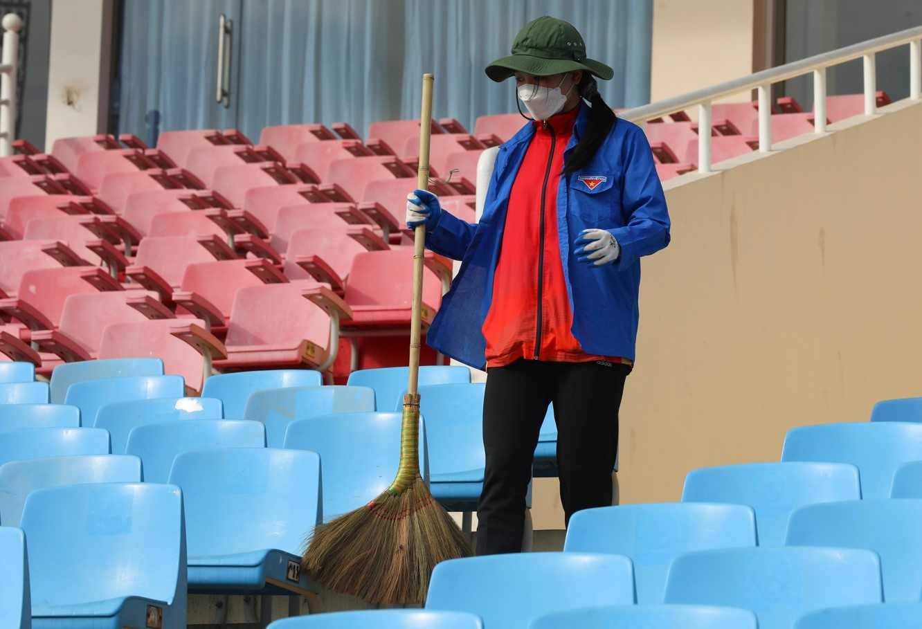 100 tinh nguyen vien don dep san My Dinh truoc ban ket hinh anh