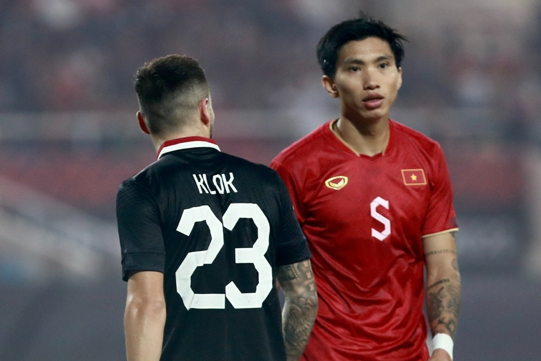 Cau thu nhap tich Indonesia tu choi bat tay Van Hau hinh anh