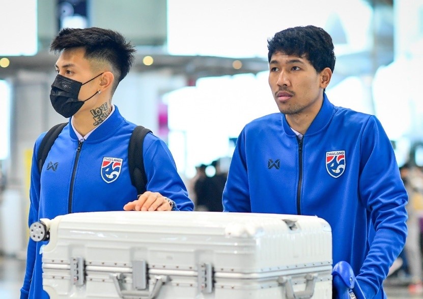 Tuyen Thai Lan chia thanh hai nhom khi sang Viet Nam hinh anh