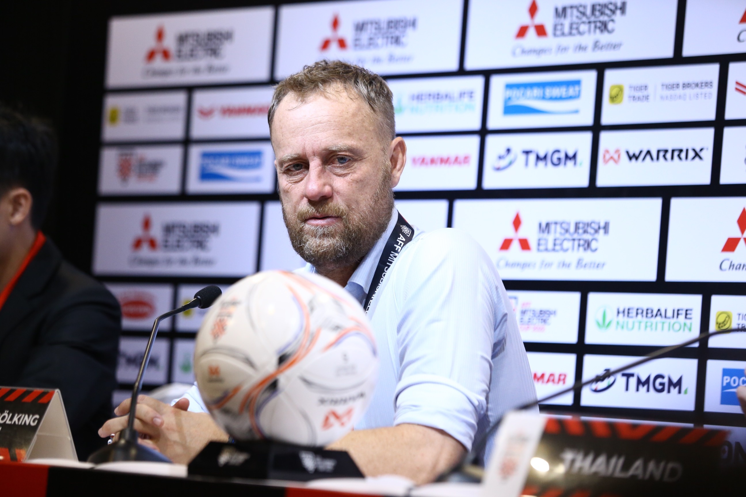 Vi sao Thai Lan chua gia han hop dong cho HLV Polking? hinh anh