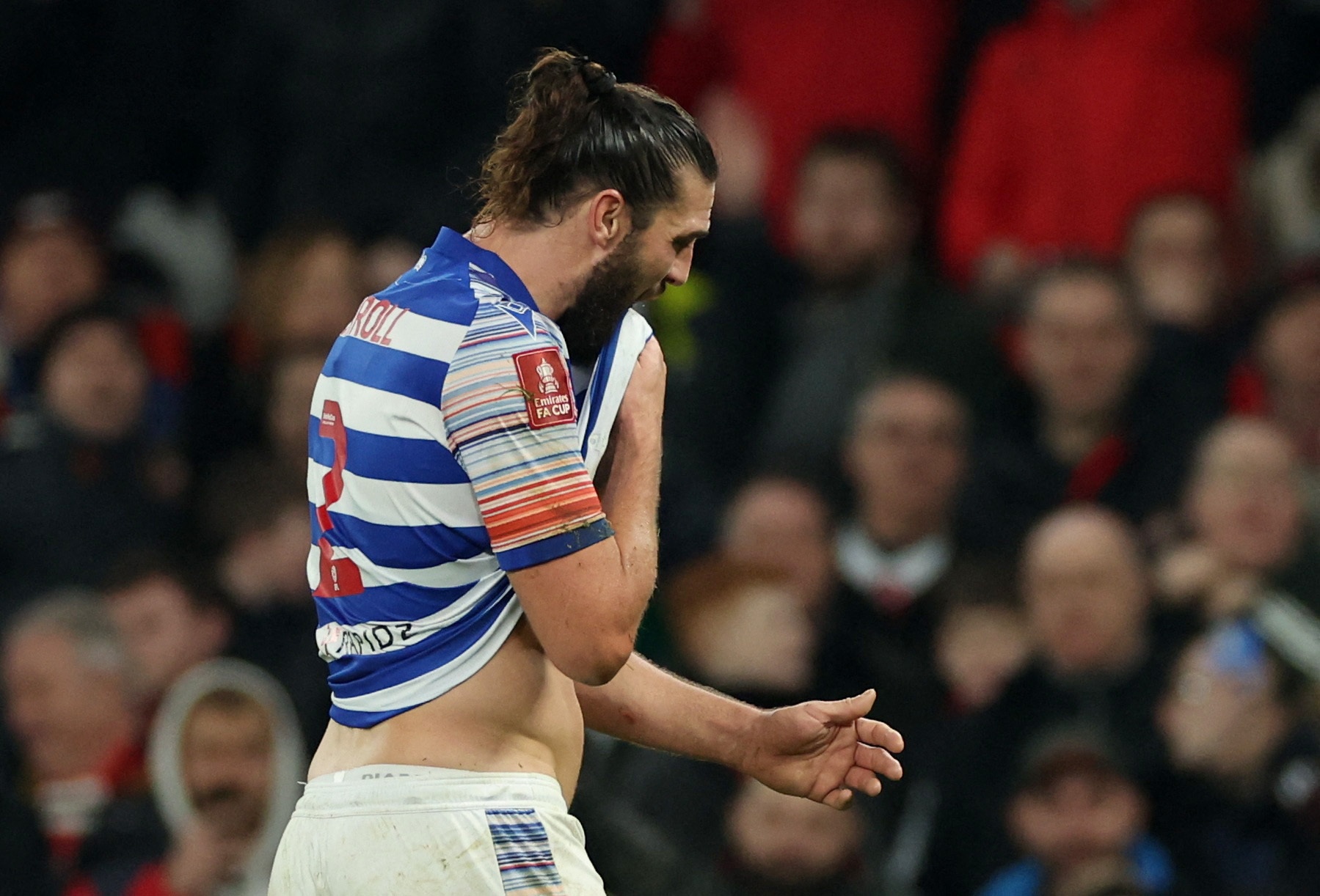 Cuu sao tuyen Anh bi chi trich vi pham loi voi Casemiro hinh anh