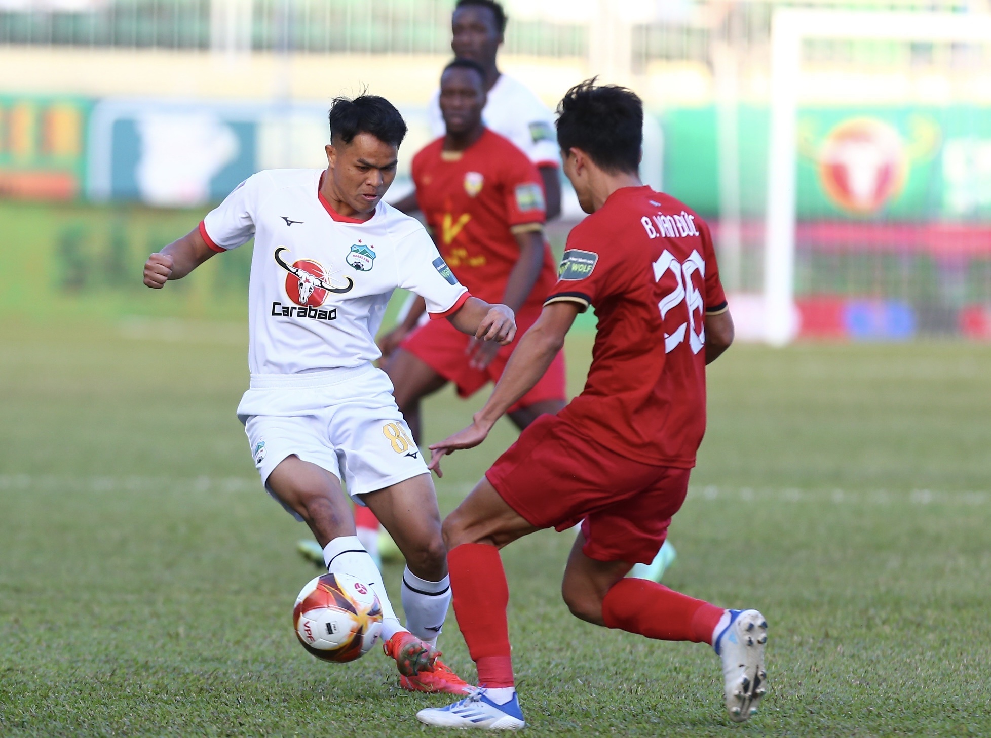 HAGL bi Ha Tinh cam hoa 0-0 hinh anh