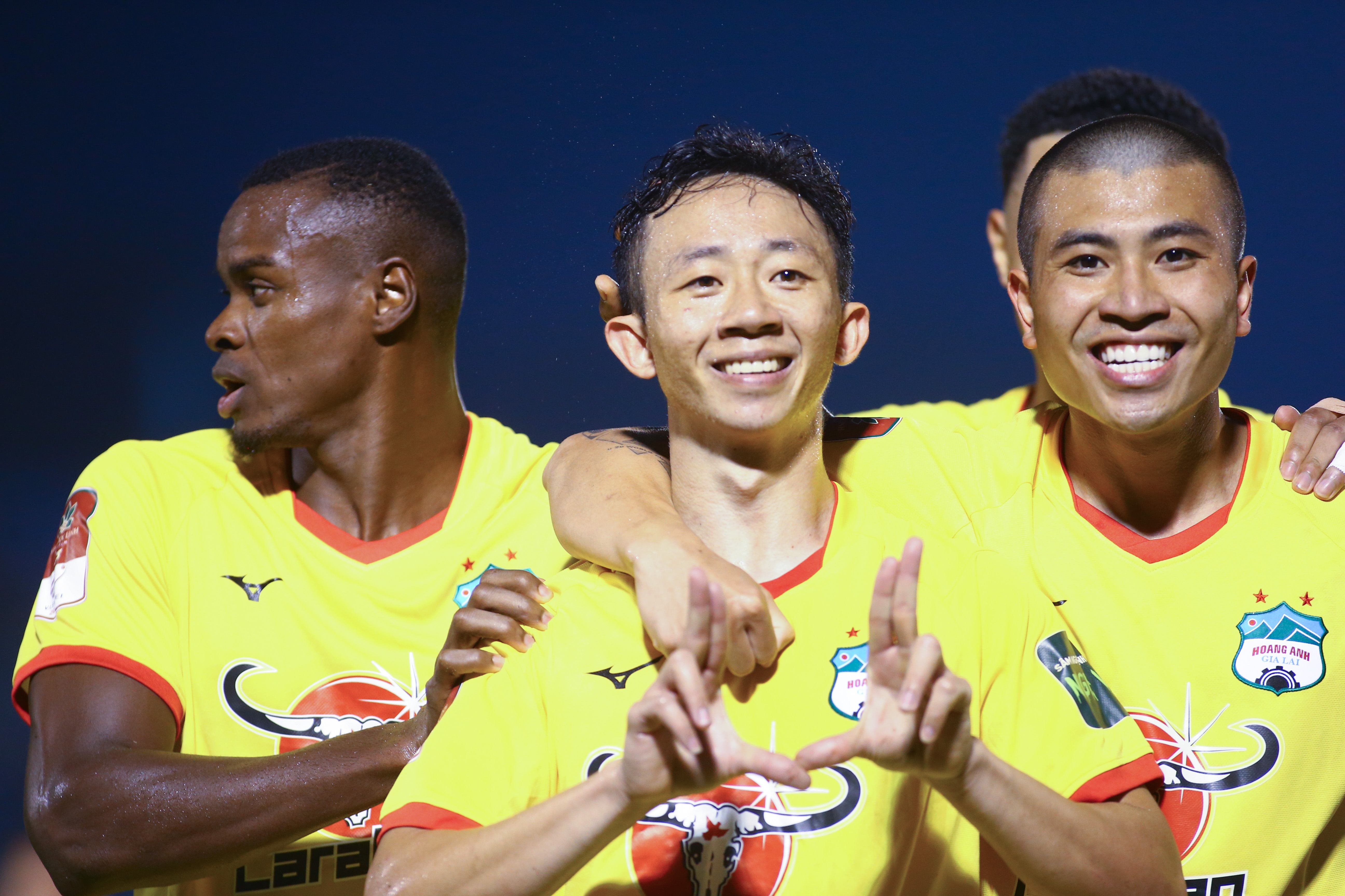 Dan a quan V.League 2022 toa sang tran HAGL - Binh Duong hinh anh