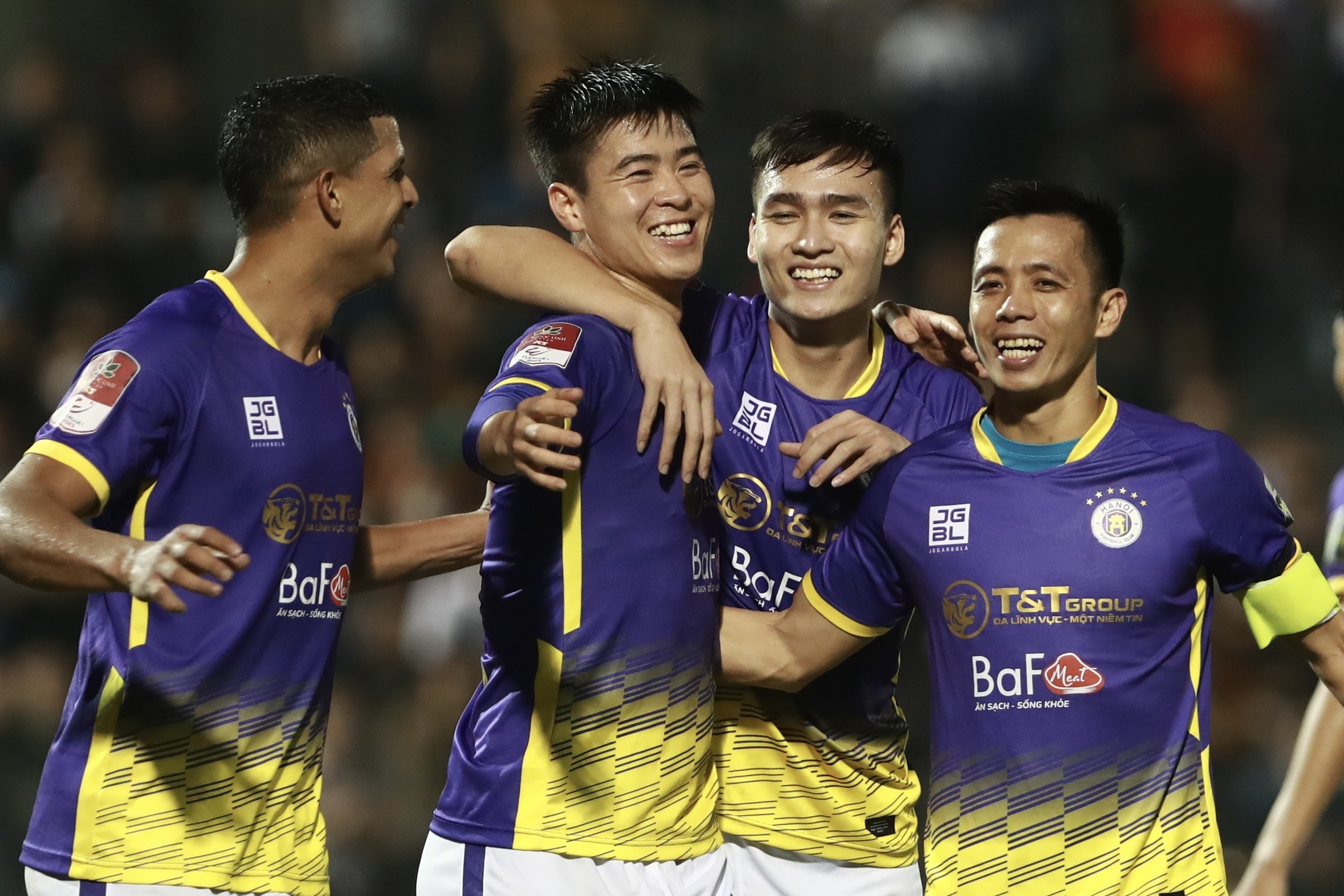 CLB Ha Noi chiem ngoi dau sau tran thang Ha Tinh hinh anh