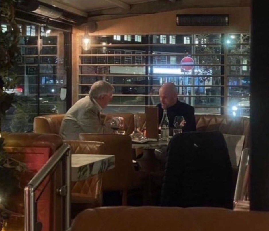 Ten Hag noi gi ve bua an toi voi Sir Alex? hinh anh