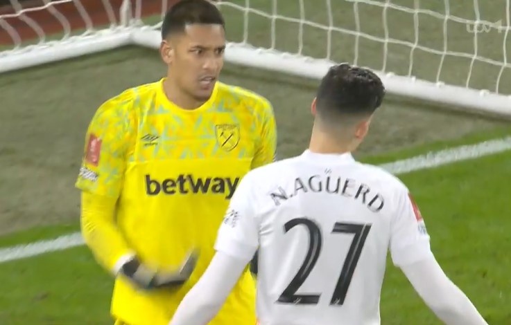 Huyen thoai MU: 'Cau thu West Ham cu xu nhu o quan ca phe' hinh anh