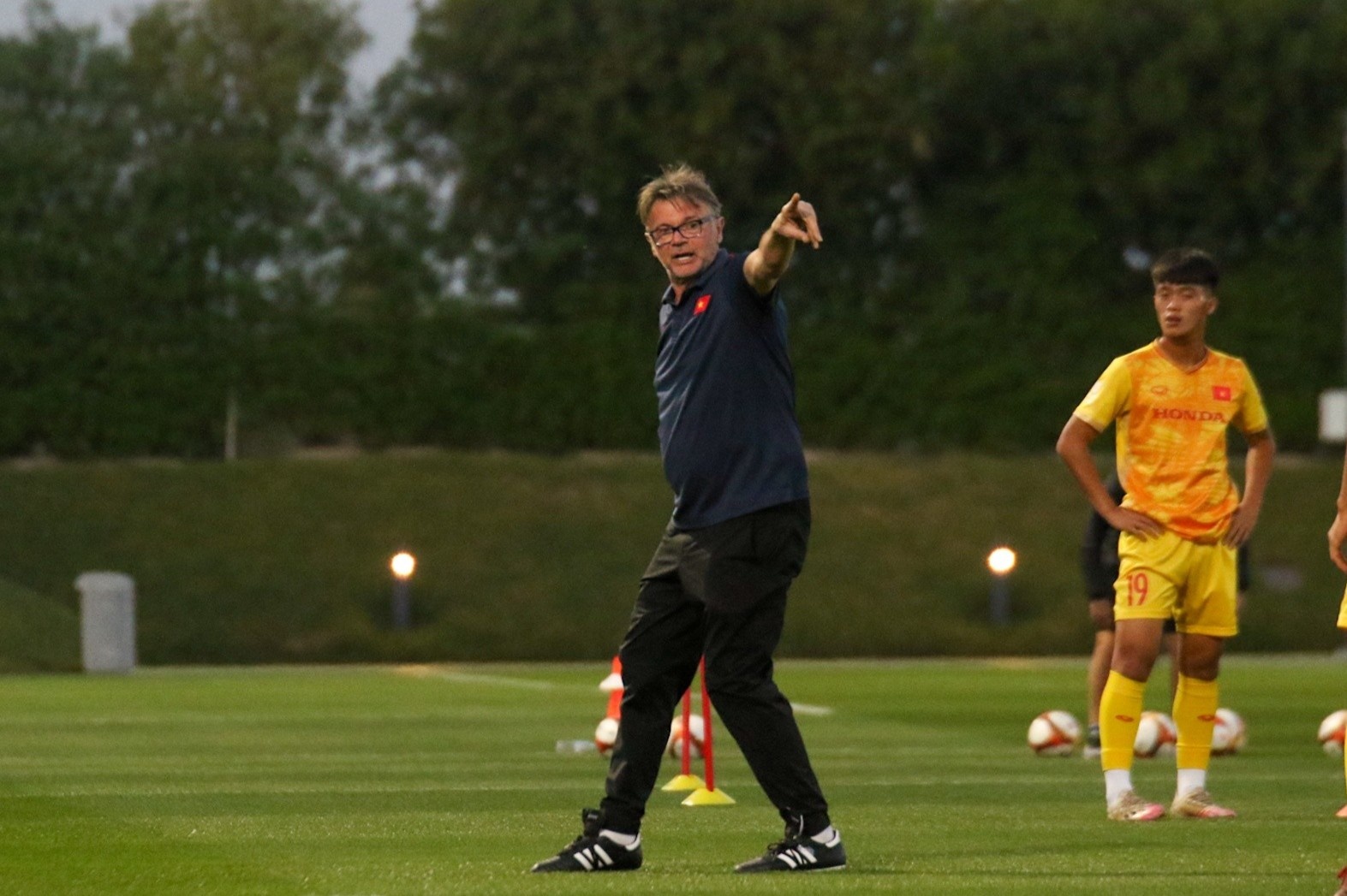 Van Truong: 'Dieu dac biet cua HLV Troussier la ca tinh' hinh anh