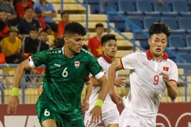 Nhan hai the do, U23 Viet Nam thua Iraq 0-3 hinh anh
