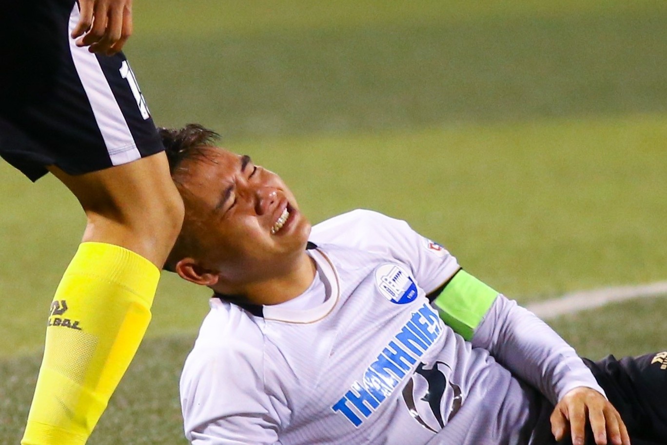 Cau thu khoc nuc no sau tran chung ket sinh vien Viet Nam hinh anh