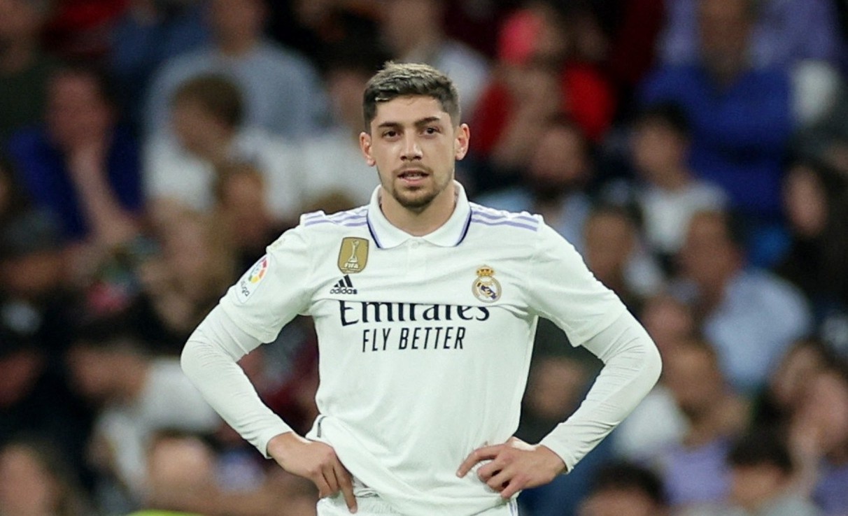 Sao Real dam doi thu o bai xe buyt hinh anh