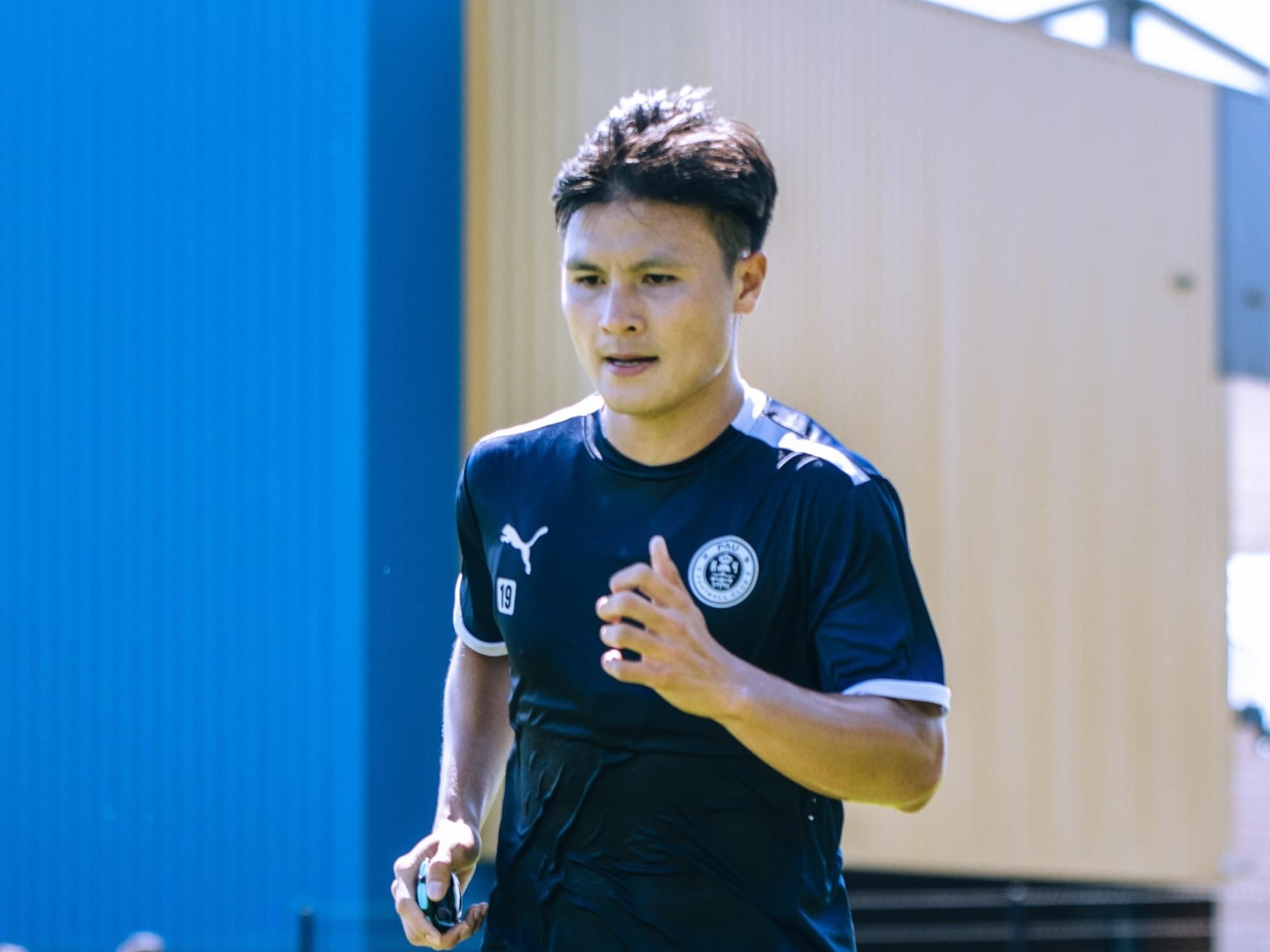 Pau chi con hon nhom xuong hang 3 diem hinh anh