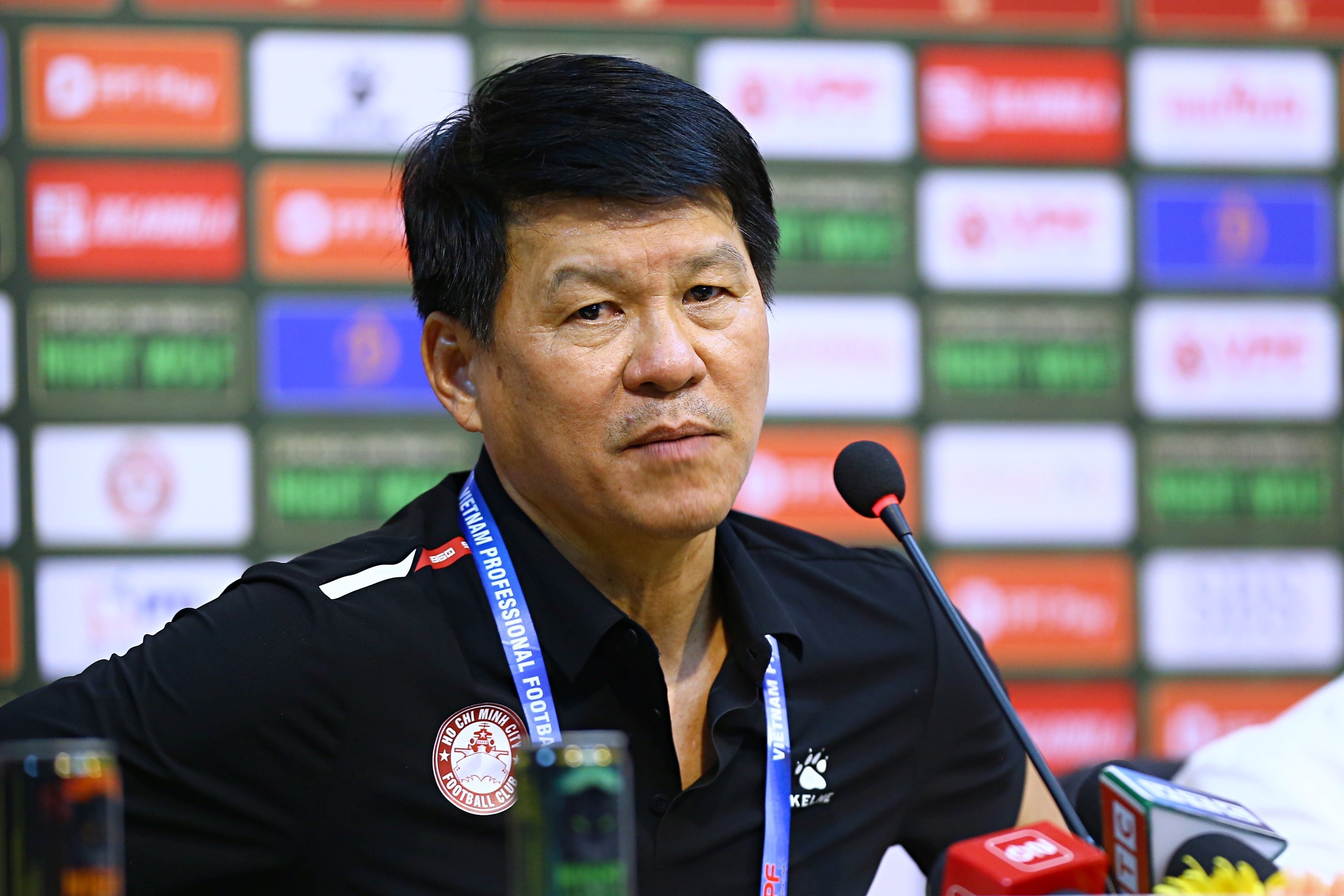 VFF ky luat HLV Vu Tien Thanh vi loi phat ngon hinh anh