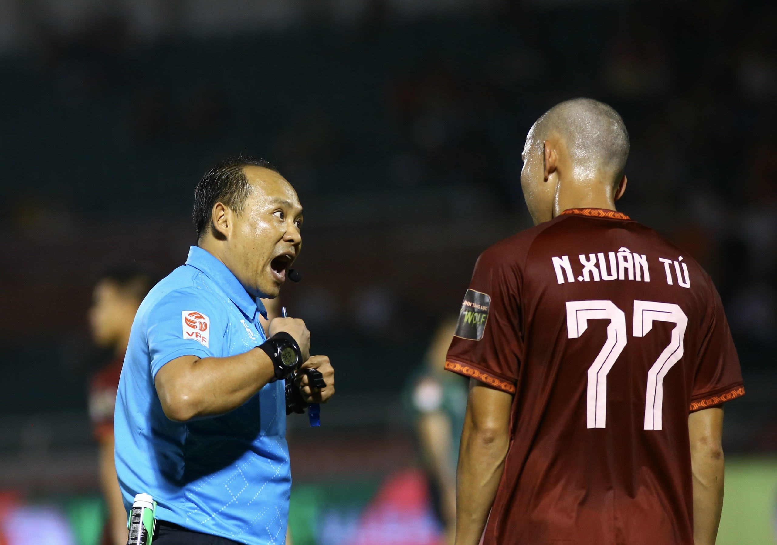 Trong tai be coi de thoi phat den cho CLB TP.HCM hinh anh