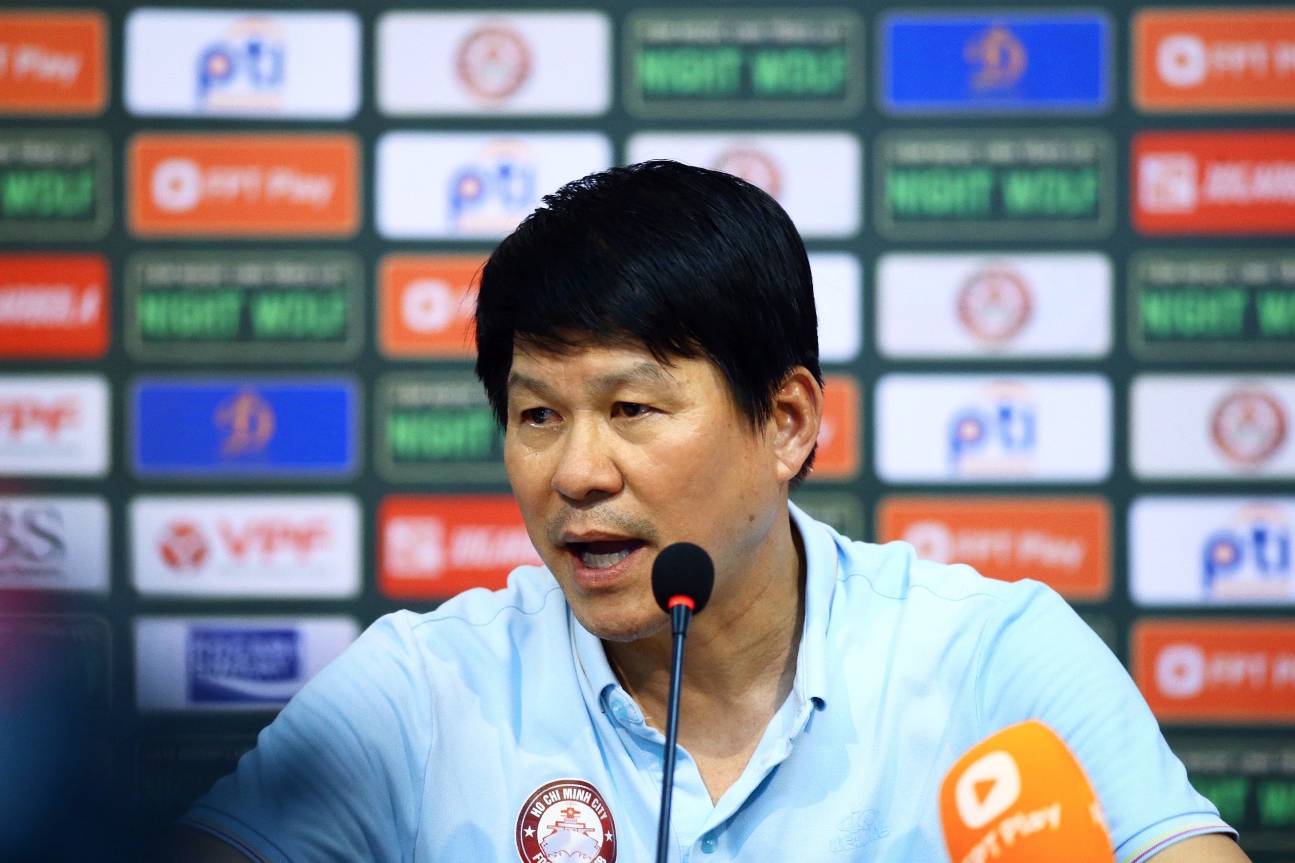 HLV Vu Tien Thanh khen trong tai be coi hinh anh