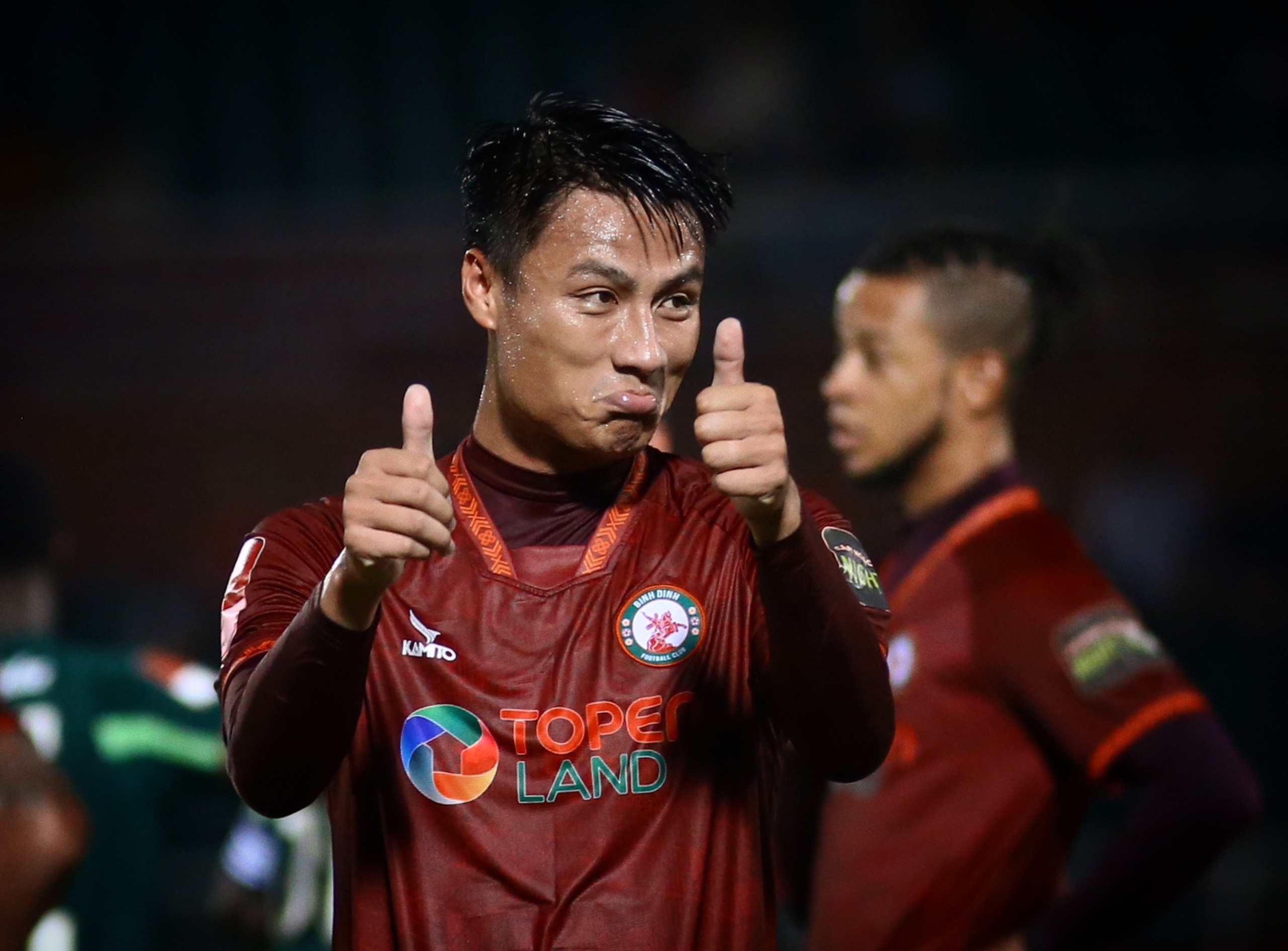 Mac Hong Quan mia mai trong tai sau pha be coi hinh anh