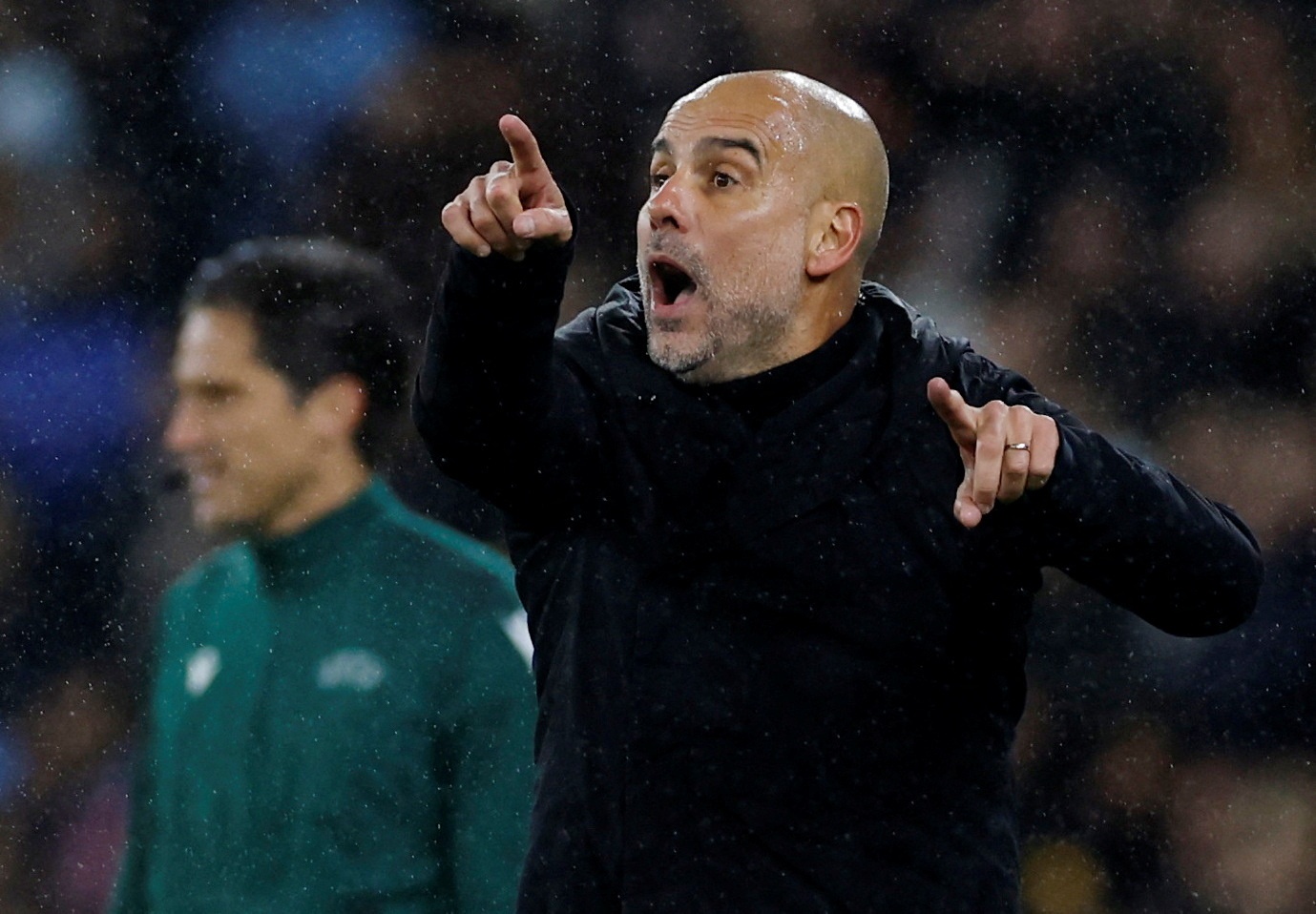 Pep noi gian voi phong vien trong phong hop bao hinh anh