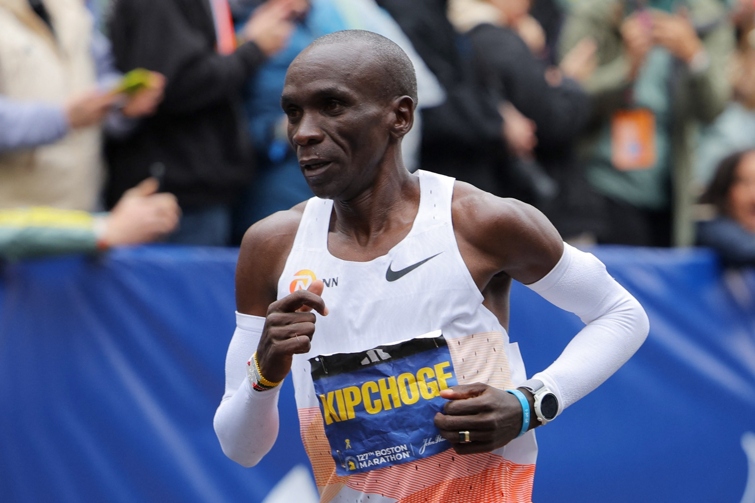 Huyen thoai Kipchoge gay that vong tai Boston Marathon 2023 hinh anh