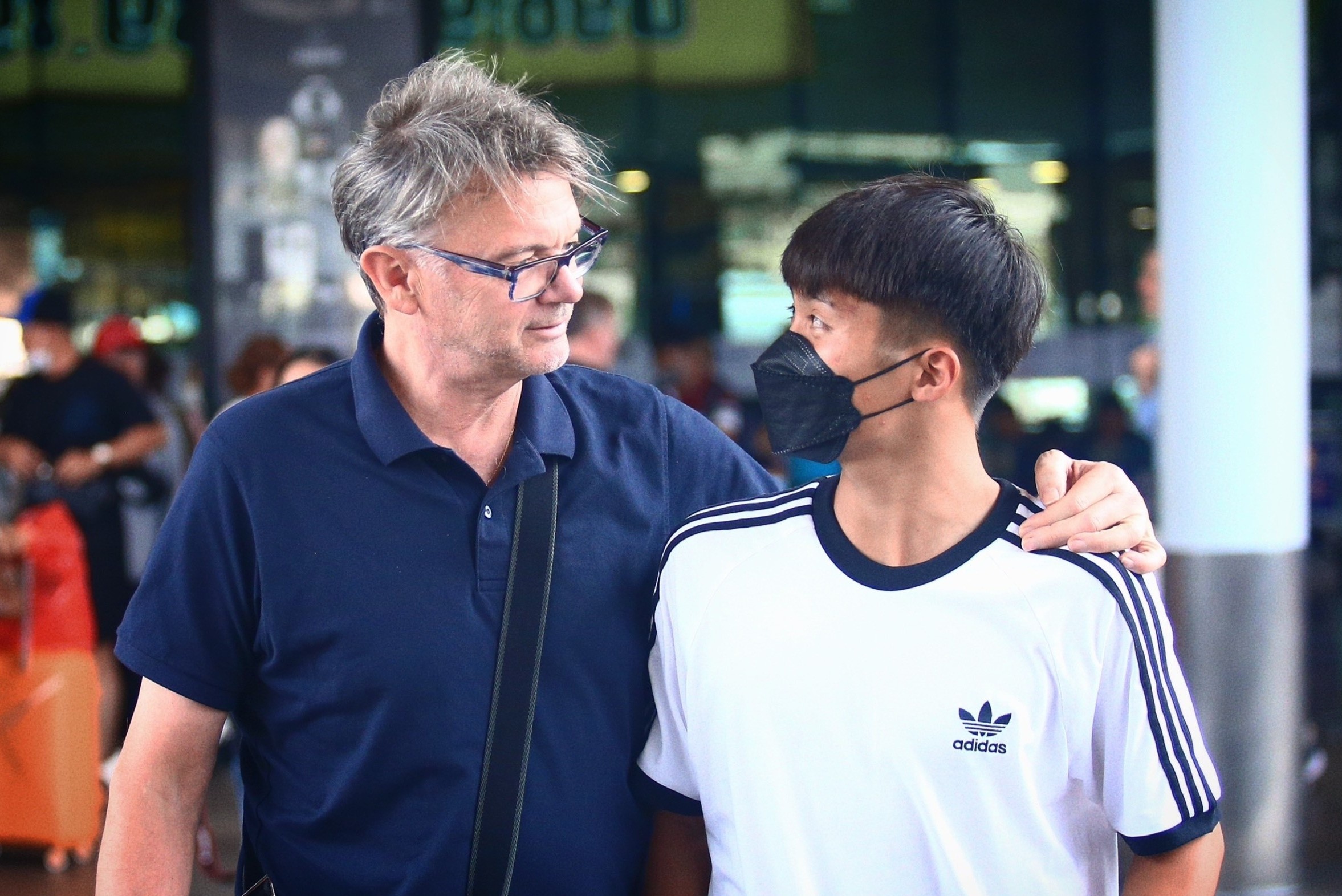 HLV Troussier hoi han sao tre HAGL trong ngay U22 Viet Nam hoi quan hinh anh