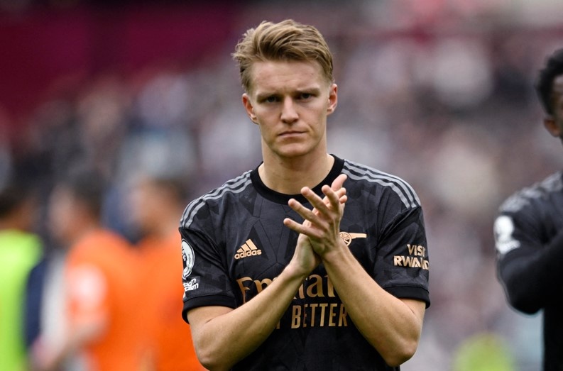 Doi truong Arsenal: 'Chung toi lam nhieu dieu ngu ngoc' hinh anh