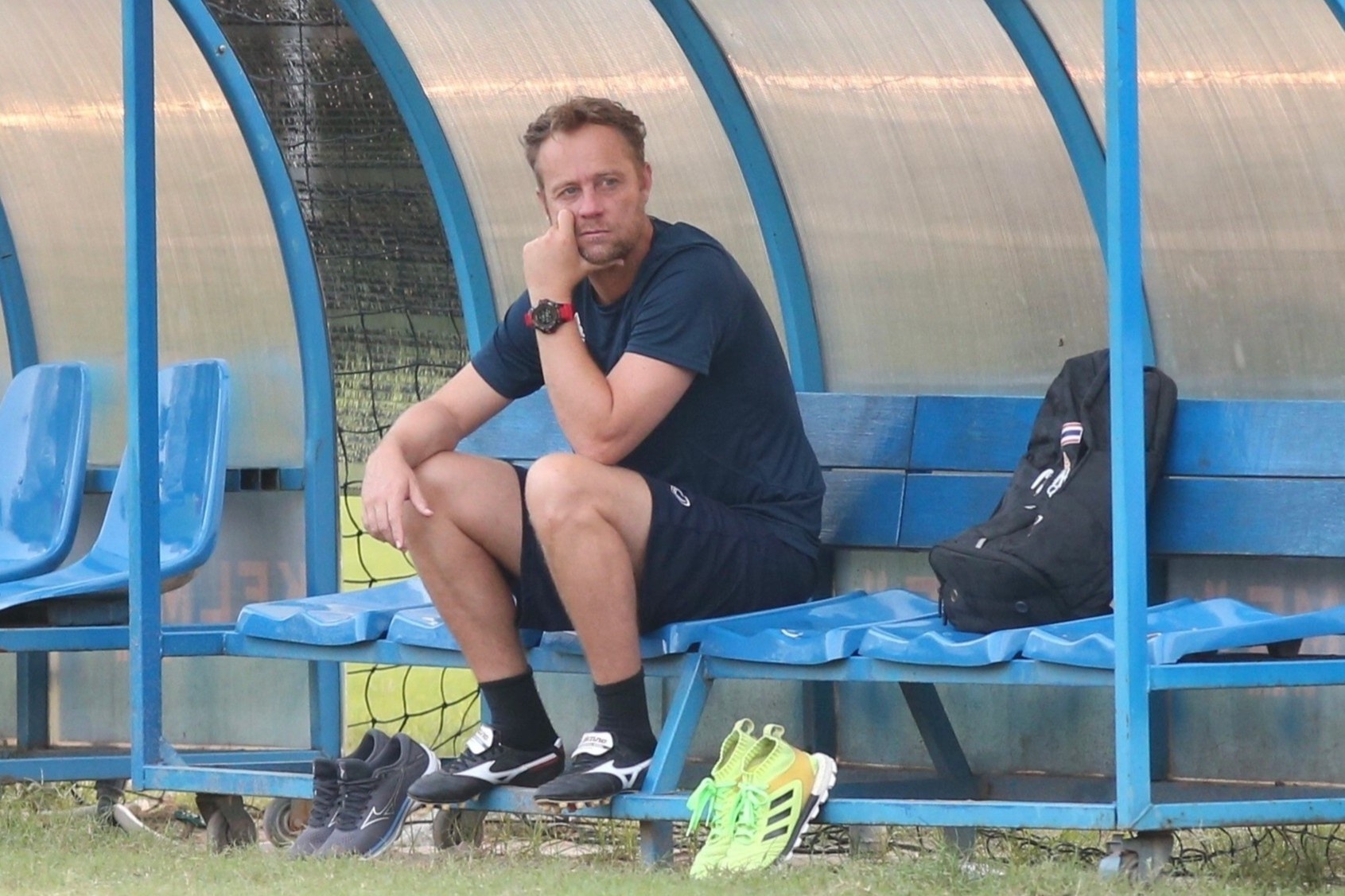 Ly do HLV Polking chi duoc Thai Lan ky hop dong 3 thang hinh anh