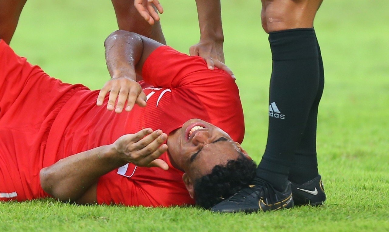 Cau thu Singapore do mau trong tran thua Thai Lan hinh anh