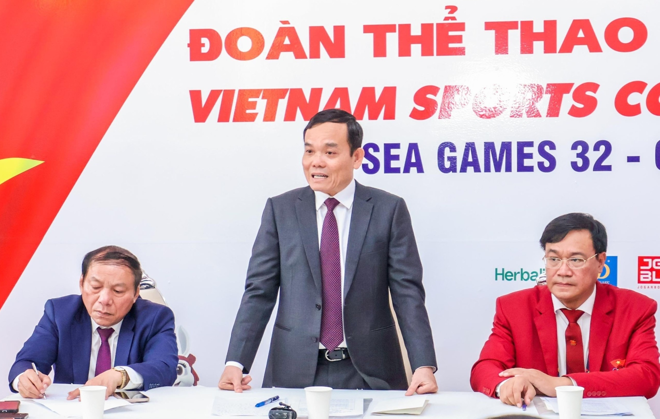 Pho thu tuong Tran Luu Quang dong vien Doan The thao Viet Nam hinh anh