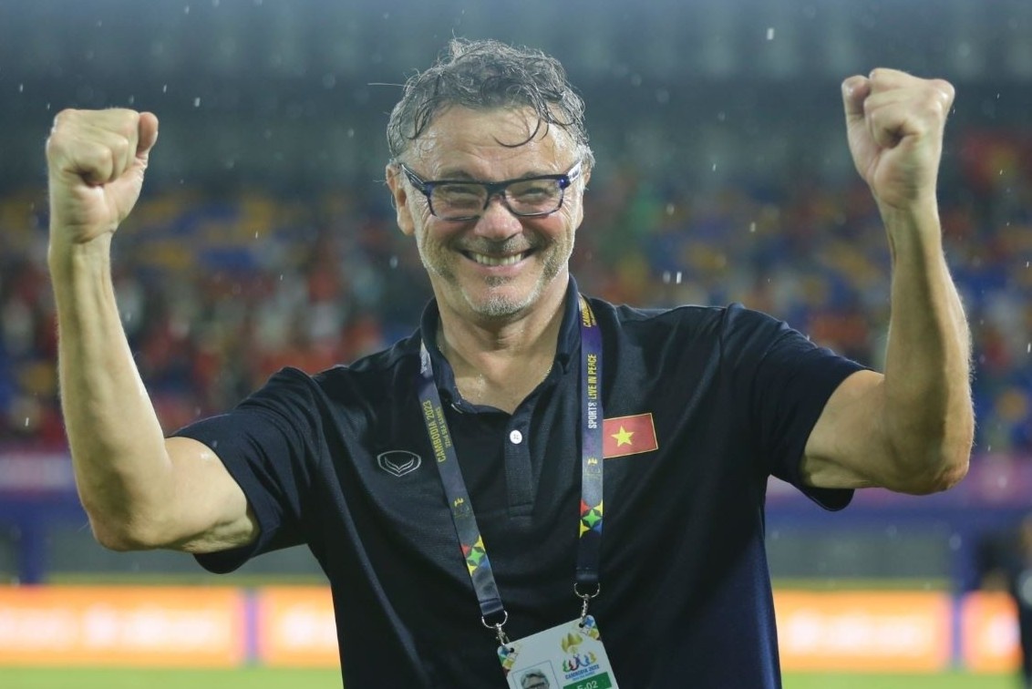 Canh bac cua HLV Troussier cung U22 Viet Nam hinh anh