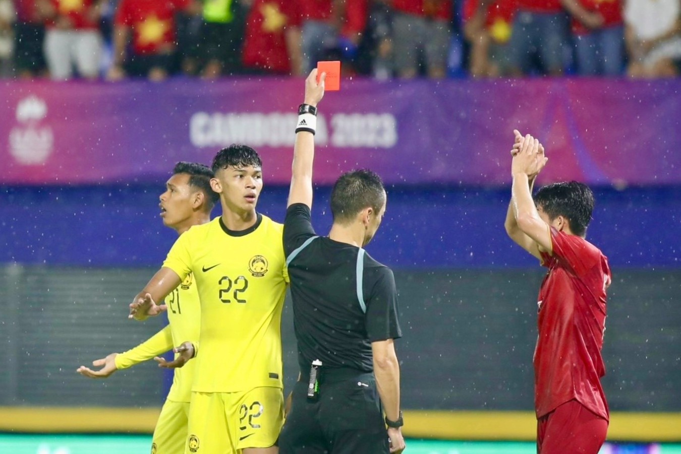 Thanh Nhan khien 2 cau thu Malaysia bi duoi hinh anh