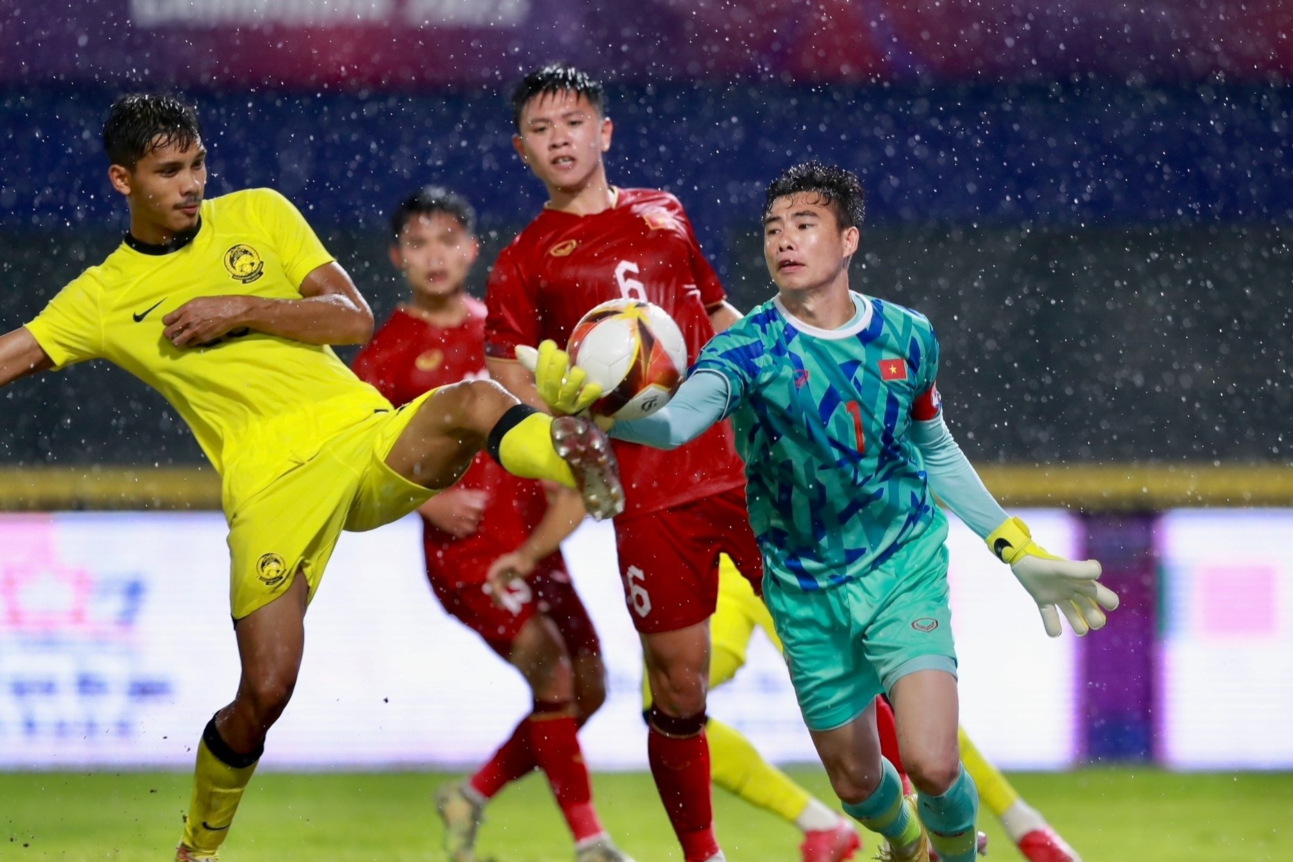 Ban thang gay tranh cai cua U22 Malaysia truoc Viet Nam hinh anh