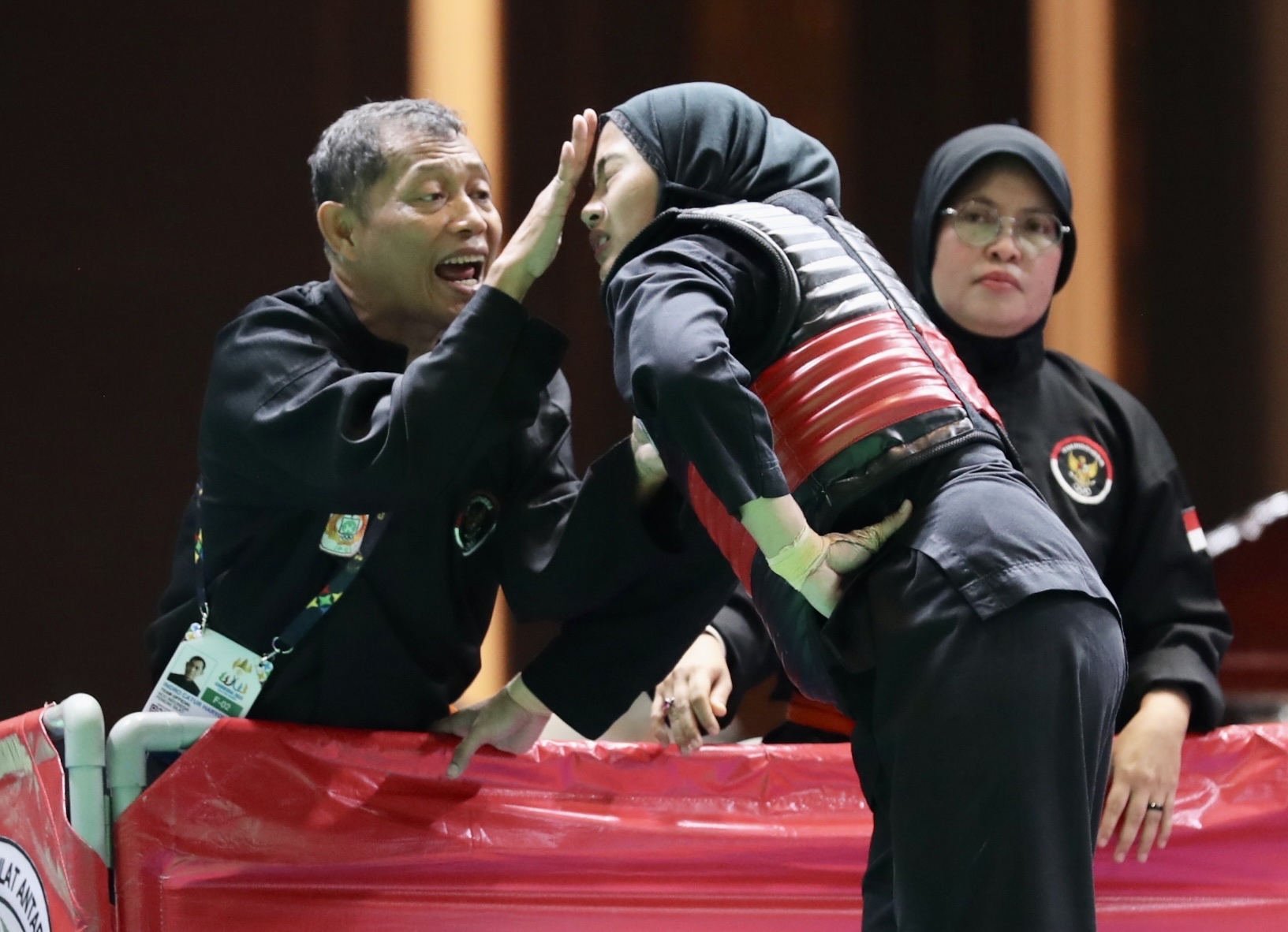 VDV Indonesia bi HLV bat danh tiep du da xin thua vo si Viet Nam hinh anh