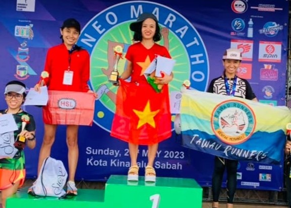 Runner Viet Nam vo dich giai marathon tai Malaysia hinh anh