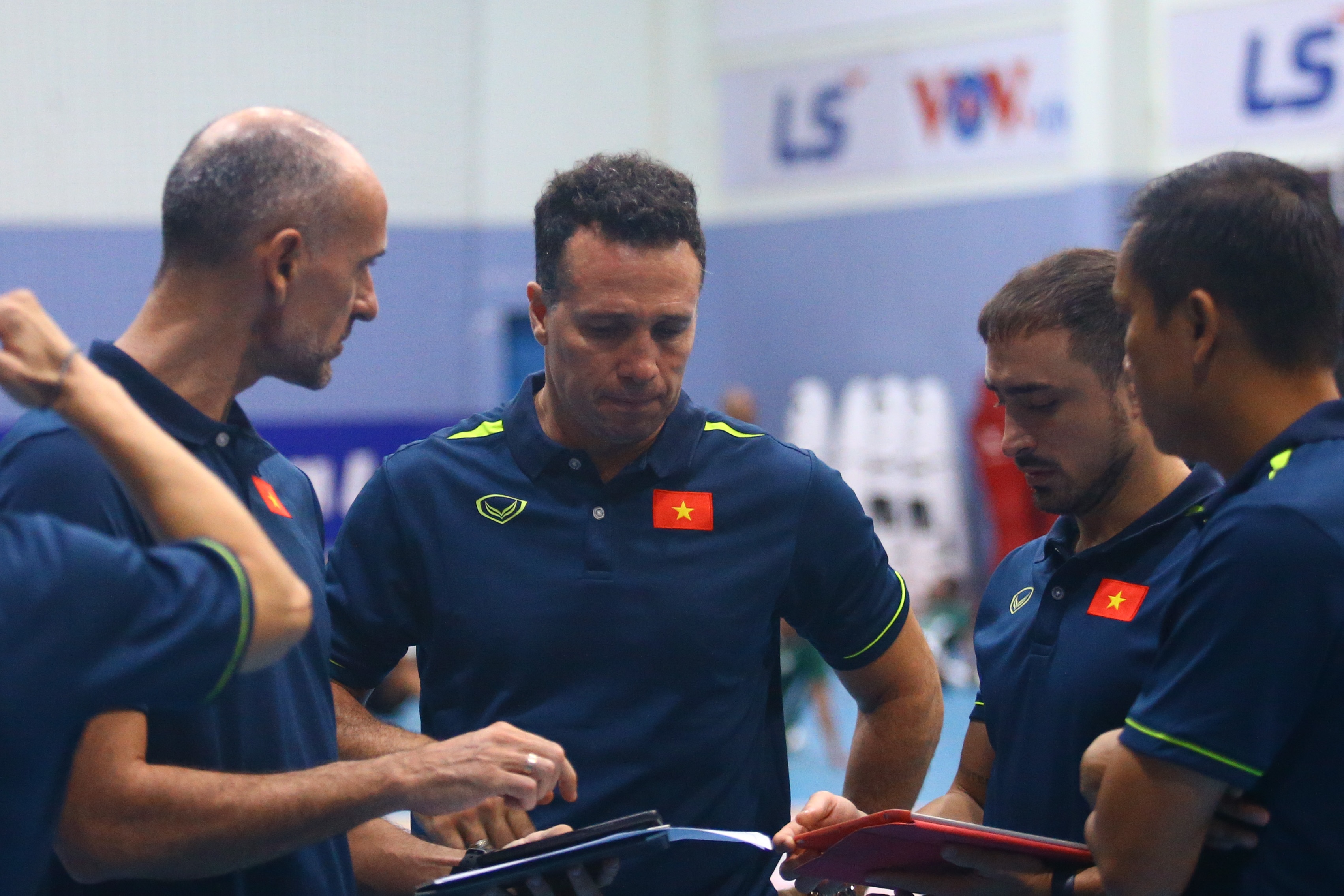 Tuyen futsal Viet Nam hop nong tai san du thang Solomon 5-0 hinh anh