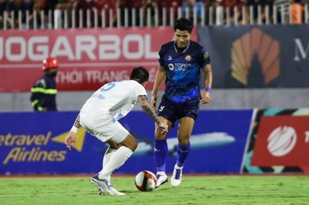 Duc Chinh dem bong ra ngoai o cu ly 4 m hinh anh