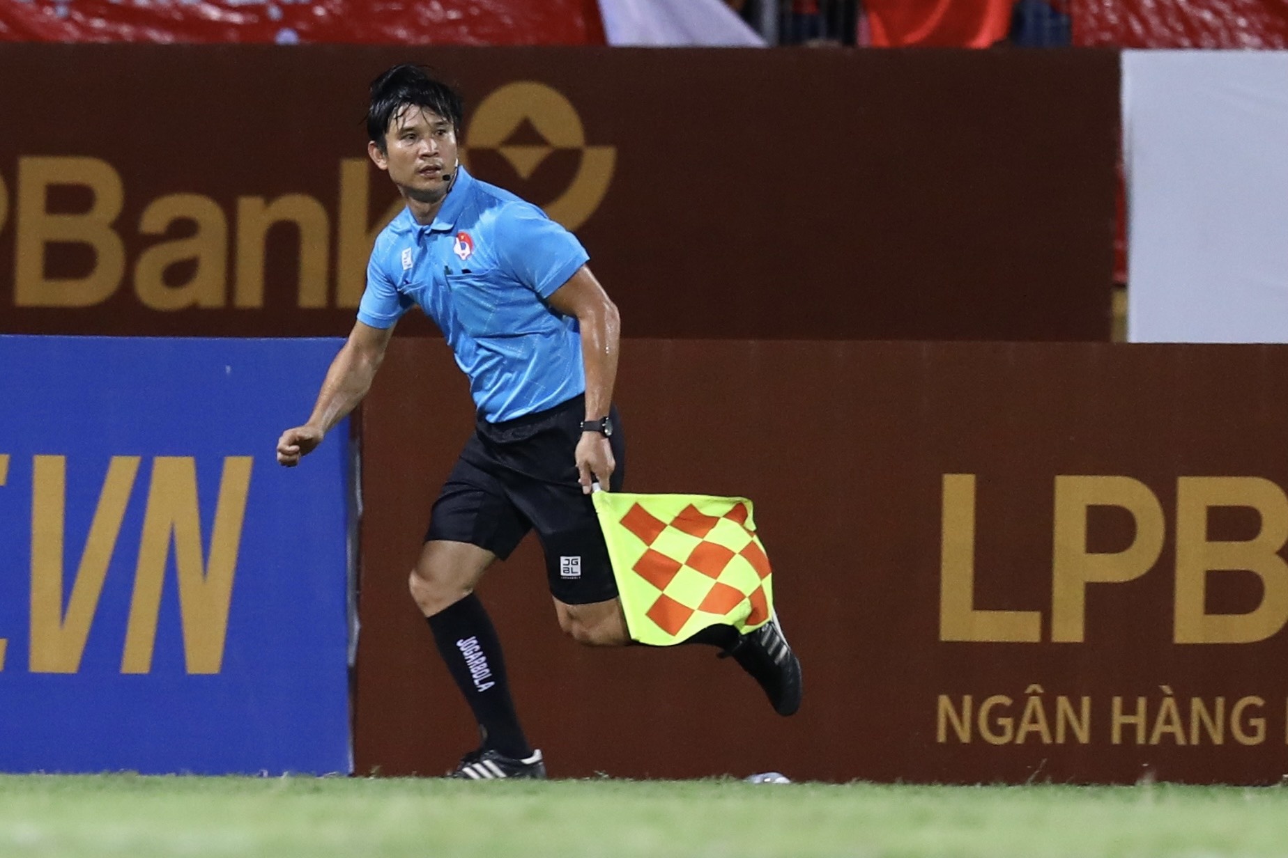 Trong tai mac sai lam trong tran SLNA thua nguoc CAHN hinh anh