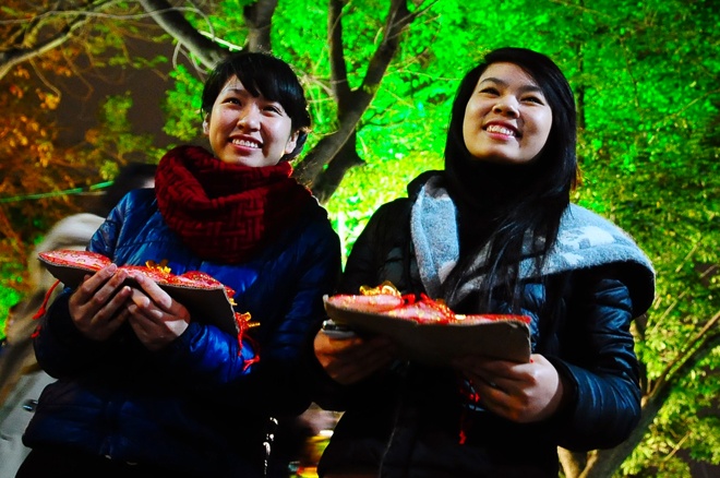 Tai sao nguoi Viet mua muoi ngay mung 1 Tet? hinh anh