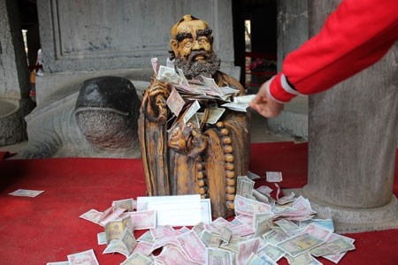 'Nhet tien vao tay Phat la phi bang, vai nhu bo cui la sai' hinh anh