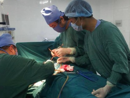 Tai sao bac si phau thuat mac ao blouse mau xanh? hinh anh