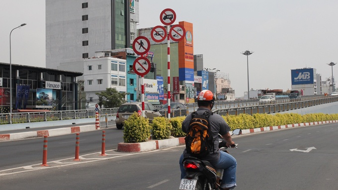 Cam xe may len cau vuot Hang Xanh hinh anh