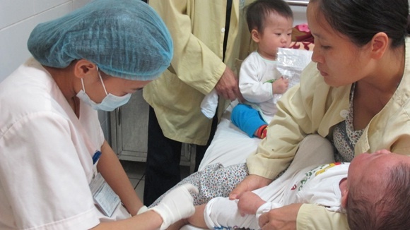 1 benh nhi Ha Noi tu vong, nghi virus soi tan cong phoi hinh anh