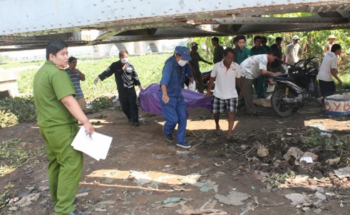 Ong Ba Chuc lai vot duoc xac nguoi o cau Binh Loi hinh anh